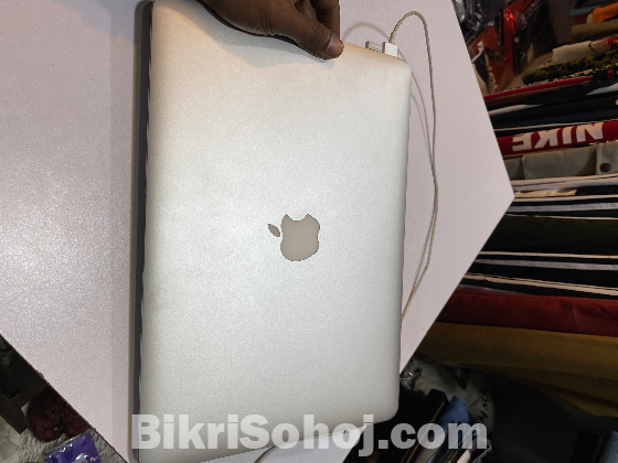 MacBook Air (13-inch, 2017)